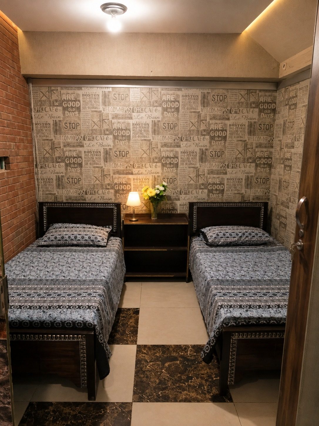 Executive room with study desk and chair